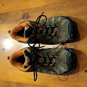 Boys size 1.5 MERRELL hiking footwear